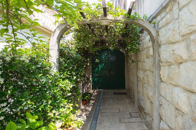 Apartment Alma Split Exterior photo